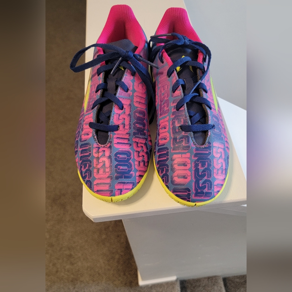 Indoor soccer shoes